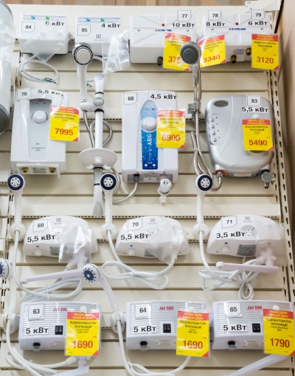 Электрические водонагреватели на витрине в магазине
