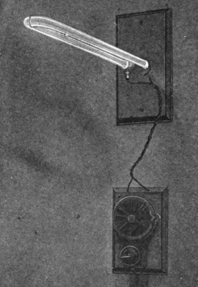 Одна из первых люминесцентных ламп