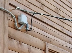 Какой кабель можно использовать на улице и как его прокладывать 