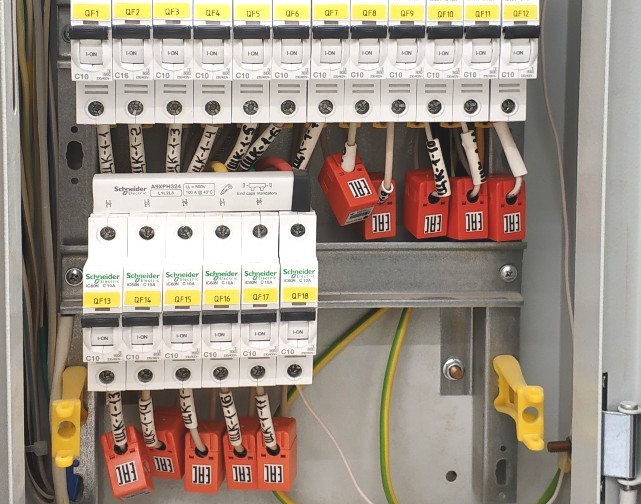 Фото установленных датчиков серии PAN в электрическом шкафу