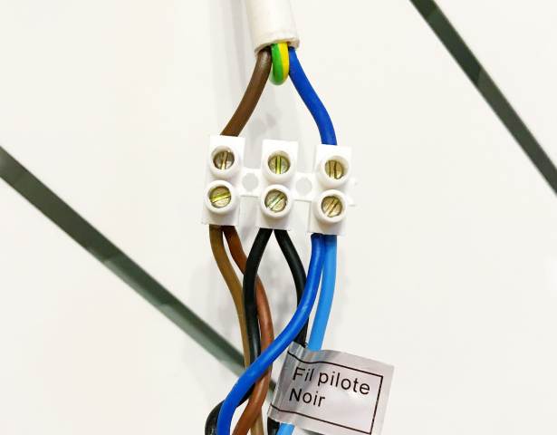 Электрическое соединение жил кабеля с помощью клеммника