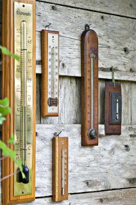 Ртутные термометры на стене дома