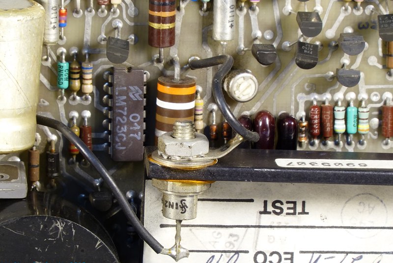 Стабилитрон, установленный на алюминиевом радиаторе в электронном приборе 70-х годов 