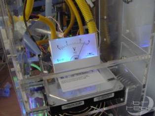 Моддинг компьютера с помощью красиво подсвеченного аналогового вольтметра
