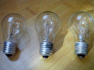 Три лампы накаливания разных производителей