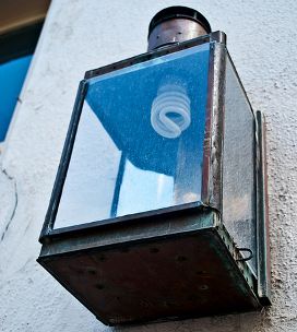 светиьник с комактной люминесцентной лампой на улице