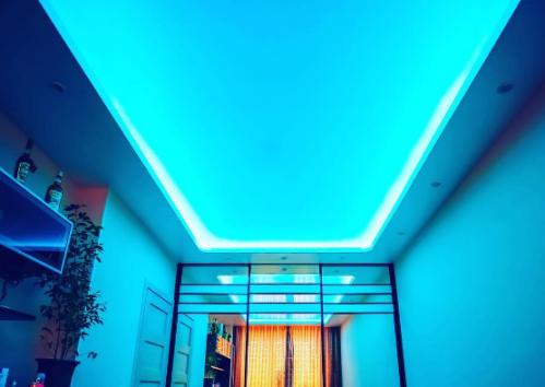 Светодиодная подсветка глянцевого потолка
