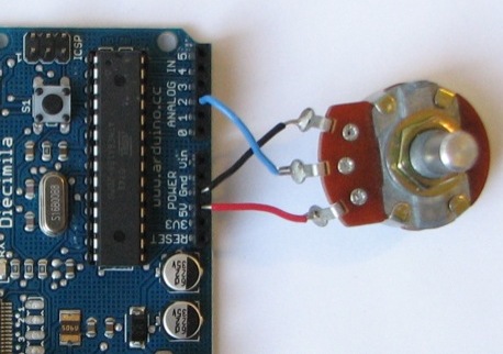 Схема подключения потенциометра к Arduino, по аналогии центральный вывод вы можете подключить к любому аналоговому входу