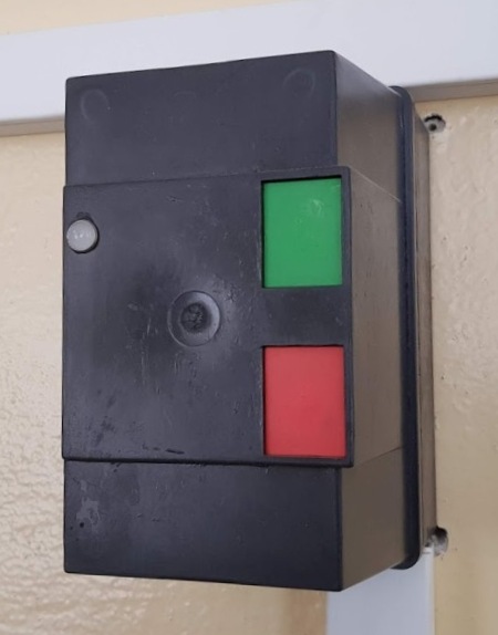Электромагнитный пускатель со встроенными кнопками управления