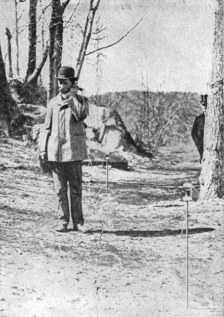 Натан Стаблфилд использует свой наземный беспроводной телефон в 1902-м году