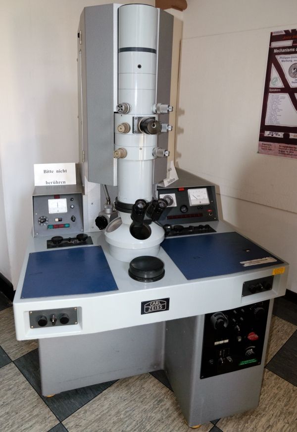 Старый электронный микроскоп в Институте клеточной биологии в Марбурге