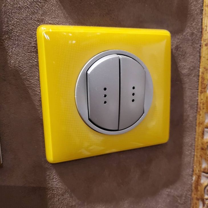 Двухклавишный выключатель с подсветкой в желтой рамке