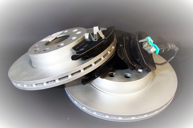 ABS: датчики скорости вращения колес, гидравлический и электронный блок управления
