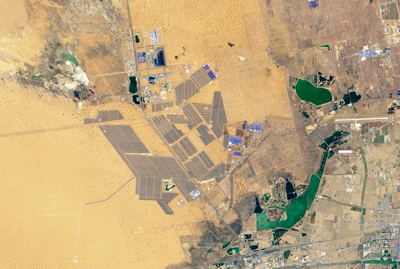 Солнечный парк в пустыне Тенгер, вид из космоса