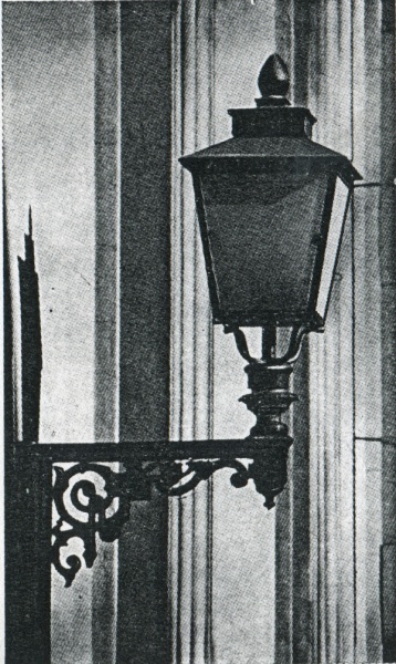 Дуговая лампа Яблочкова в светильнике на мосту Александра II