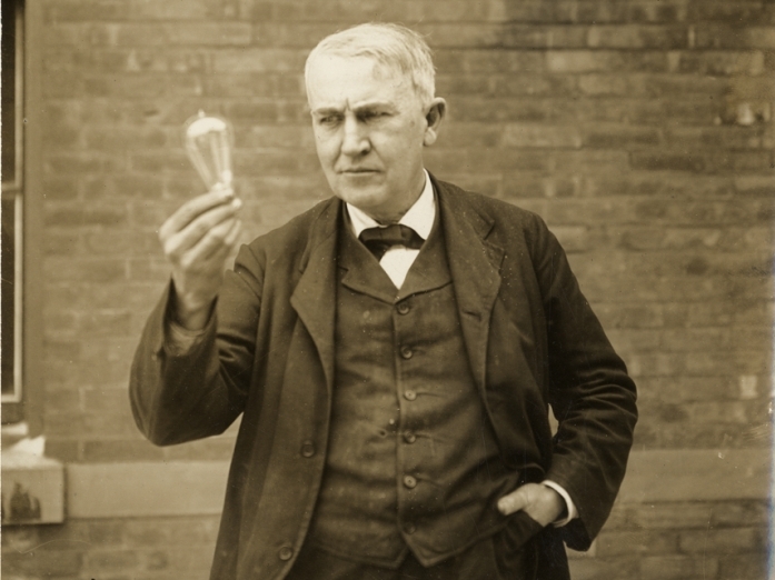 Томас Эдисон со совей лампой накаливания