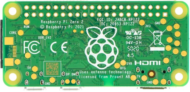 Нижняя часть Raspberry Pi Zero 2 W лишена электронных компонентов