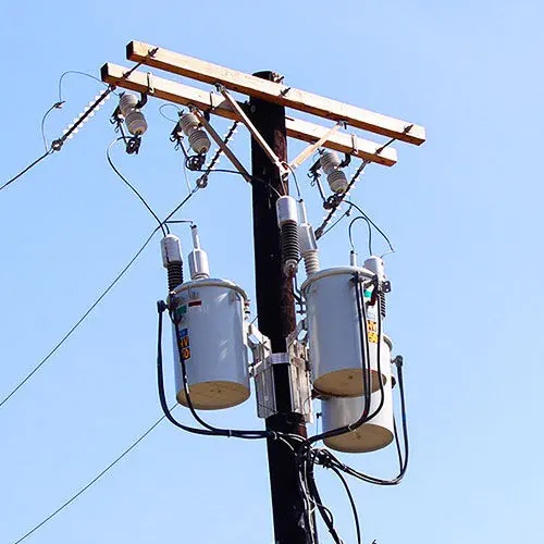 Трансформаторы на опоре воздушной линии электропередачи в США