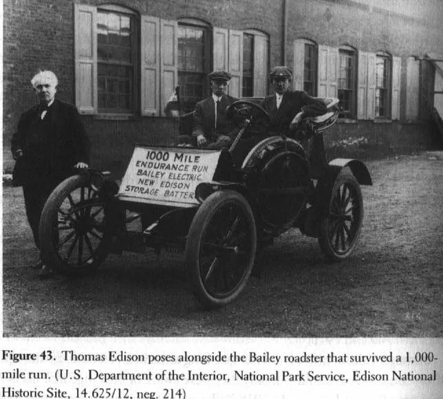 Томас Эдисон позирует с электромобилем Bailey