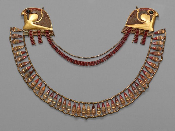 Ожерелье из золота, сердолика, обсидиана и стекла