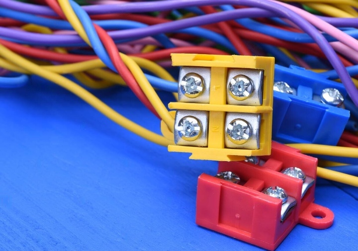 Применение клеммников для соединения кабелей разных сечений