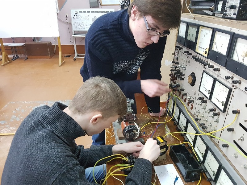 Учащиеся в лаборатории электротехники